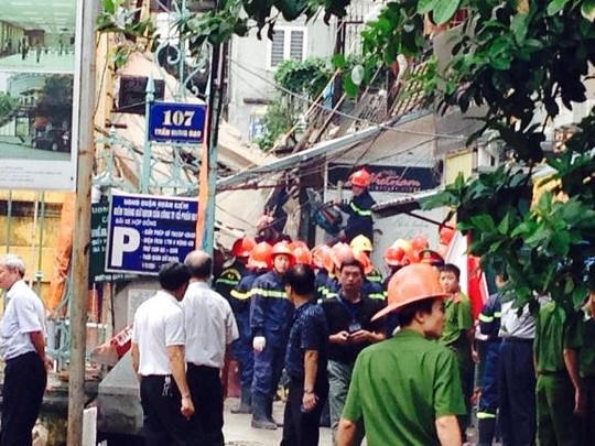 Các lực lượng cứ hộ, công an tham gia công tác cứu hộ.