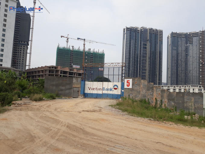 Cổng bên tòa tháp chính.