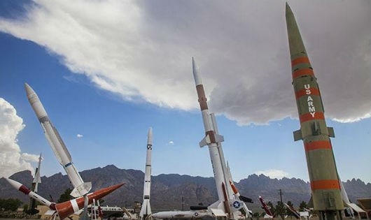 Một bảo tàng lộ thiên ở White Sands Base, nơi trưng bày nhiều loại tên lửa trong vụ thử nghiệm tại Khu thử nghiệm tên lửa White Sands, phía Nam nơi xảy ra vụ nổ bom nguyên tử Trinity.