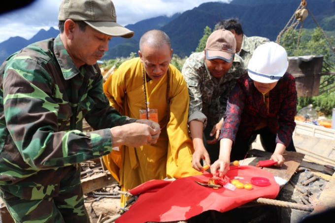 Để tôn thêm cõi tâm linh màu nhiệm Fansipan, Giáo hội Phật giáo Việt Nam đã cùng Công ty TTHH Minh Đức, Tập đoàn Sun Group và phật tử tổ chức đúc tượng Bồ Tát Quán Thế Âm bằng nguyên liệu đồng nguyên chất tại vùng mỏ Lào Cai với chiều cao 12m và trọng lượng 18 tấn đúng vào tiết kỷ niệm ngày vía Bồ Tát Quán Thế Âm thành đạo với sự công đức của các doanh nghiệp và khách hảo tâm thập phương. Ảnh: Nguyễn Thắng.