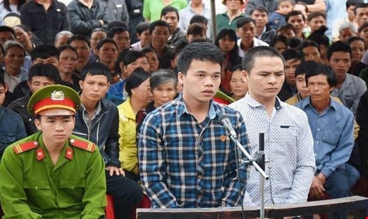 Bị cáo trước vành móng ngựa.