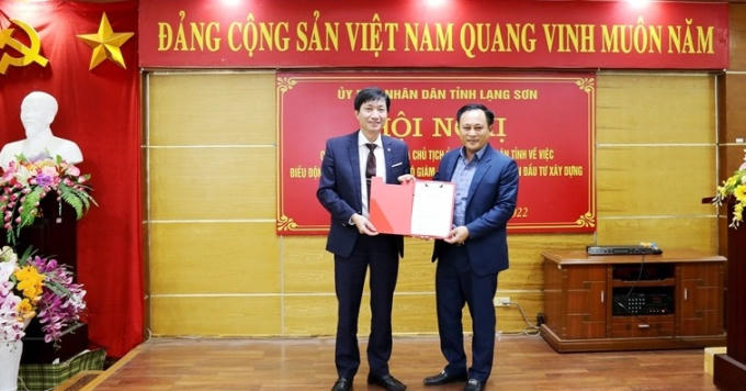 Đồng chí Lương Trọng Quỳnh, Phó Chủ tịch UBND tỉnh trao Quyết định điều động, bổ nhiệm cho ông Bùi Hoàng Nam