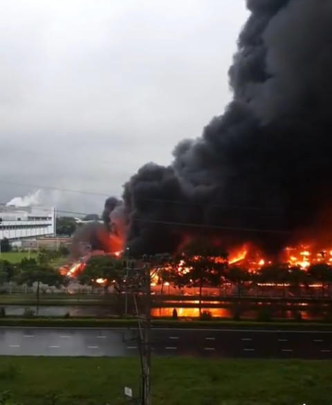 Khóc đen bốc lên cao hàng chục mét.