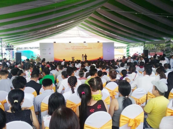 Khoảng 700 khách hàng đã đến tham dự.