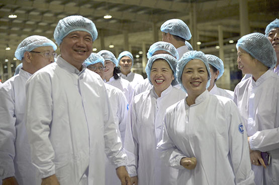 Bí thư Thành ủy TP.HCM Đinh La Thăng  thăm và làm vệc tại nhà máy sữa vinamilk.