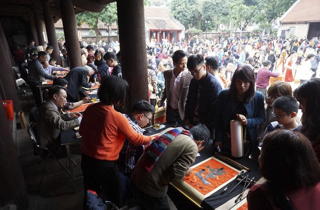 Hà Nội: Hàng nghìn người tới Văn Miếu xin chữ đầu năm