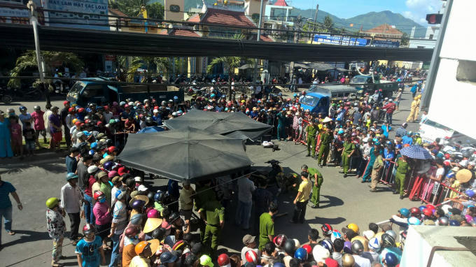 Người dân tập trung theo dõi sự việc.