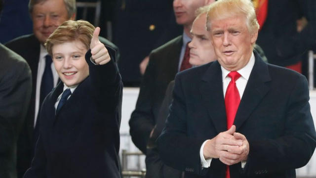 Tổng thống Mỹ Donald Trump (phải) và cậu con út Barron trong lễ diễu hành nhậm chức hôm 20/1. (Ảnh: Fox News)