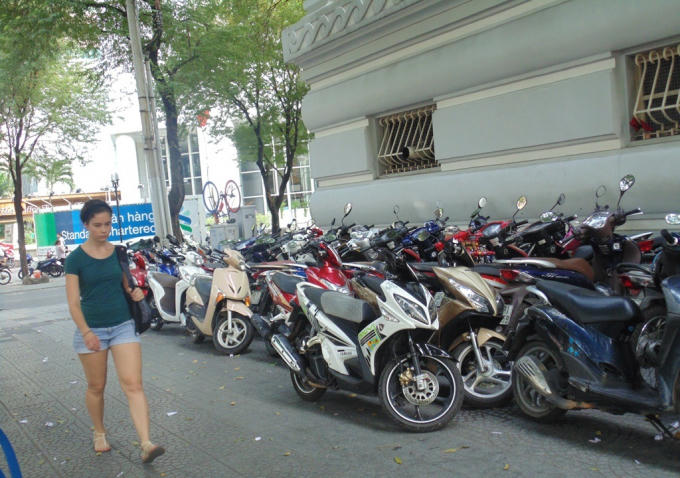 Vỉa hè trên đường Tôn Đức Thắng.