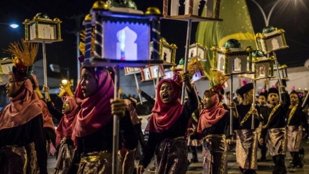 Tại Yogyakarta, Indonesia, trẻ em diễu hành qua các đường phố với những bộ trang phục đầy màu sắc.(Ảnh: Getty)