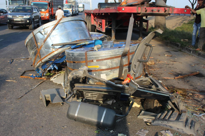 Sắt cuộn nằm lăn lóc trên đường.