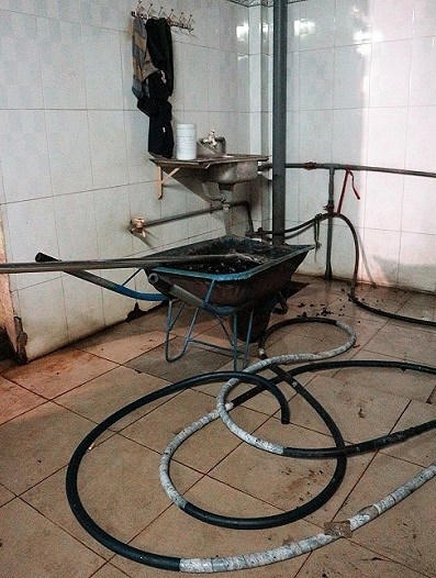 Nguyên liệu chế biến cà phê đựng trong xe đẩy, thùng đựng trên sàn nhà cáu bẩn tại một xưởng sản xuất cà phê trộn đậu nành thuộc địa bàn huyện Bình Chánh (TP HCM). Ảnh: Bùi Thư.