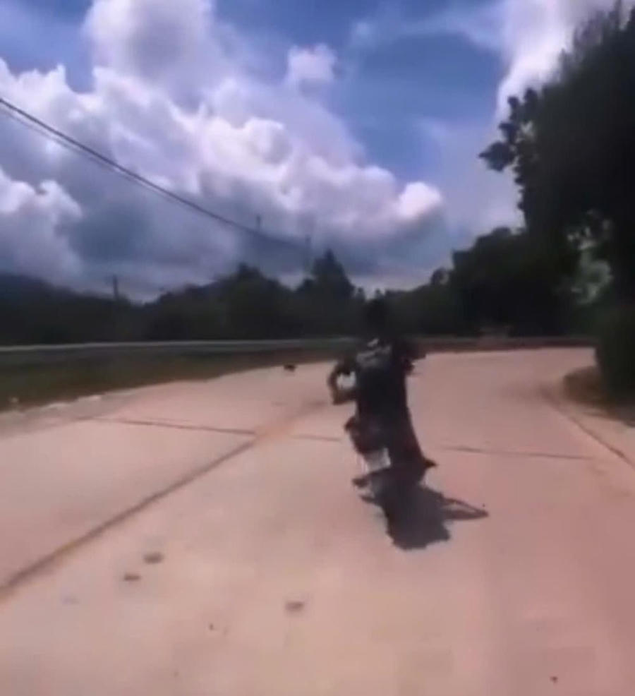 Thanh niên điều khiển xe lạng lách, đánh võng quay video - Ảnh cắt từ video.