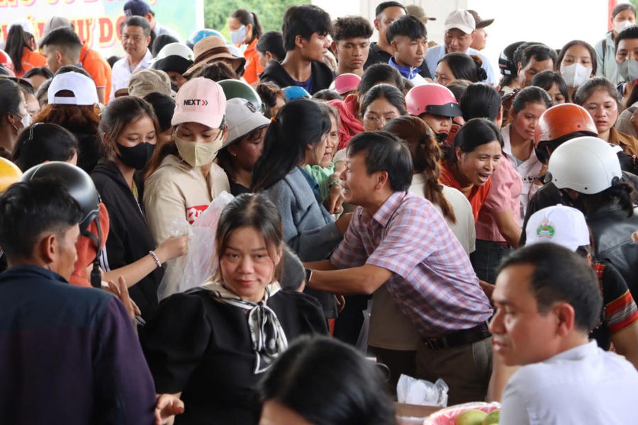 Hàng trăn người dân có hoàn cảnh khó khăn trên địa bàn xã đã đến với phiên chợ 0 đồng.