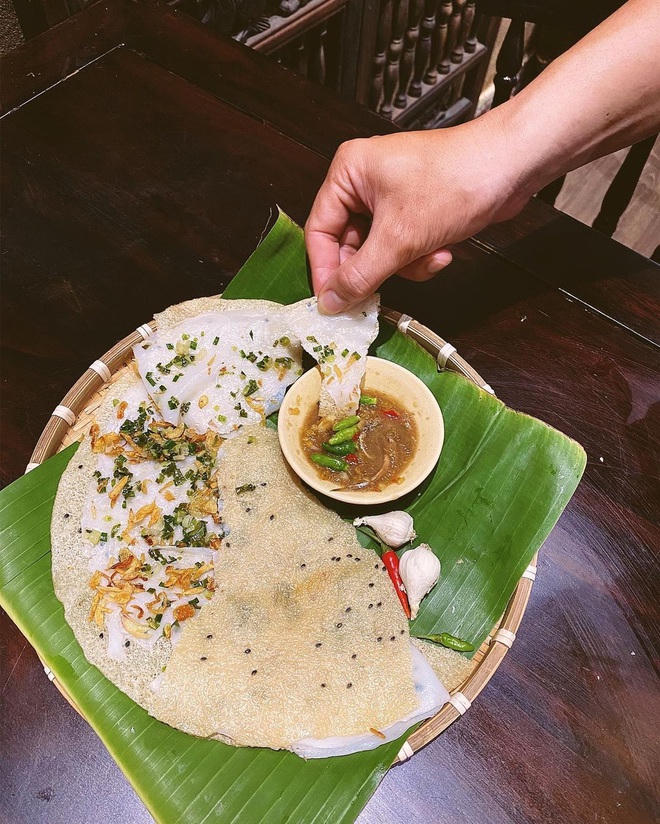 Thưởng thức những chiếc bánh nóng hổi, vừa giòn vừa mềm lại hơi beo béo thơm ngon. (Ảnh: buncatran).