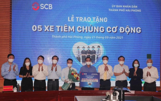 Lãnh đạo TP Hải Phòng tiếp nhận 5 xe tiêm chủng lưu động và 1 tỷ đồng tiền mặt.