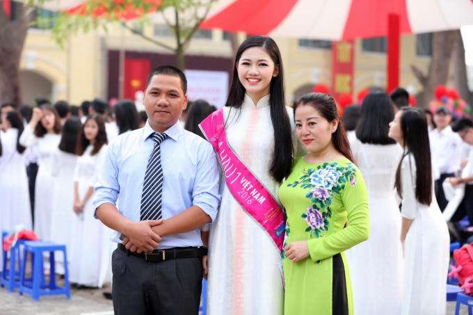 Á hậu 1 Ngô Thanh Thanh Tú rạng ngời ngày về trường cũ