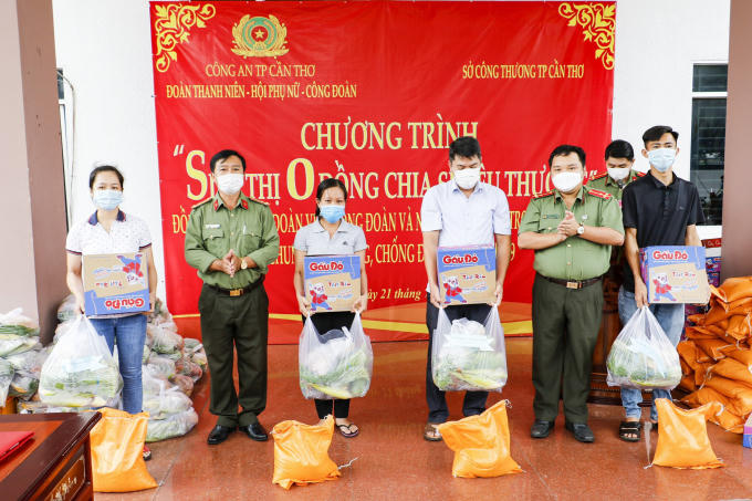 Đại diện Lãnh đạo Phòng Công tác đảng và công tác chính trị trao quà cho các anh chị Công đoàn viên (ảnh/ nguồn Công an TP. Cần Thơ)