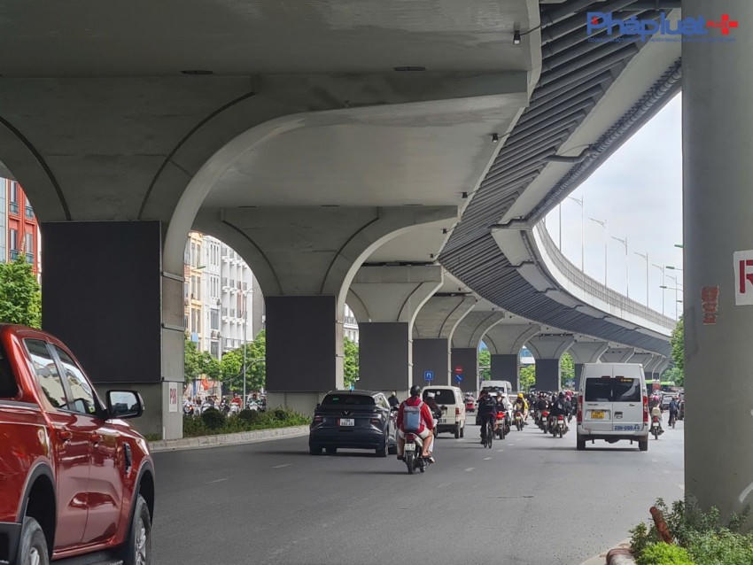 Cận cảnh hàng loạt trụ cầu vượt Vành đai 2 được bao bọc bởi hàng trăm màn hình LED