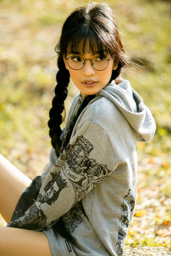 Á hậu Trương Thị May khoe chân dài miên man khi dạo phố