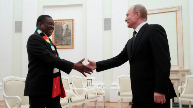 Tổng thống Nga Putin tiếp đón Tổng thống Zimbabwe Emmerson Mnangagwa tại Điện Kremlin đầu hồi tháng 1 năm nay. Ảnh: Getty Images