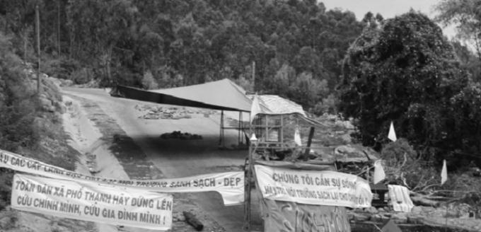 Người dân treo băng rôn, vật cản để chặn xe vào Nhà máy Đức Phổ.