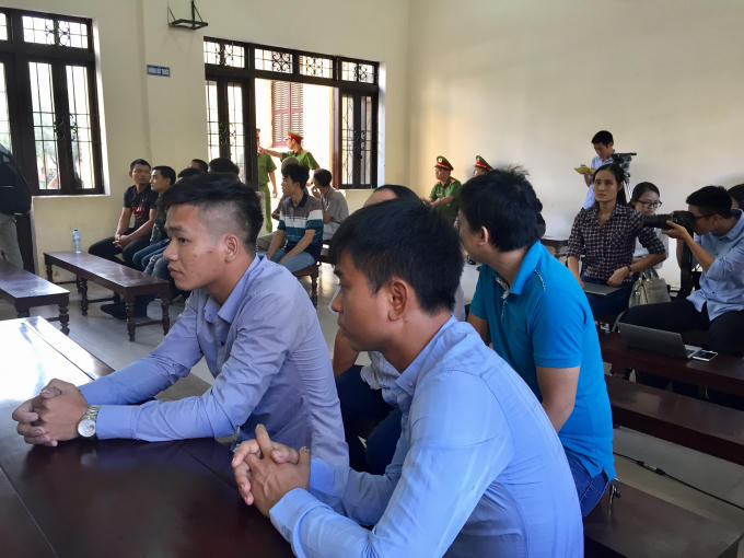 Có rất đông người đến tham dự phiên toà, nhưng chỉ có số ít có giấy triệu tập mới được tham dự.