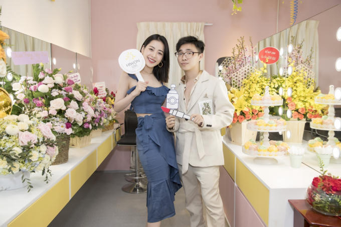 Angela Phương Trinh xinh đẹp khó cưỡng đến chúc mừng chuyên gia trang điểm Hiwon