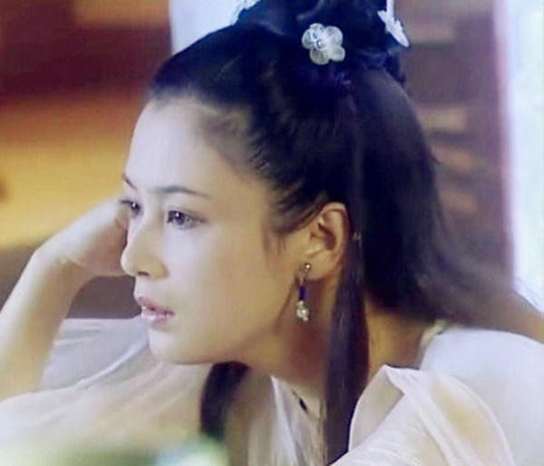 Nàng Hằng Nga Trần Hồng quá xinh đẹp và dịu dàng.