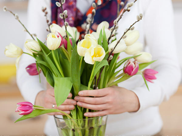Trình bày và đặt hoa nơi thích hợp.