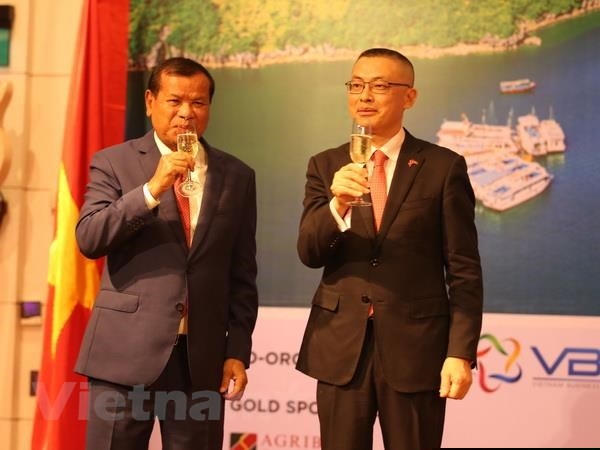 Đại sứ Vũ Quang Minh cùng Bộ trưởng Du lịch Campuchia Thong Khon cùng nâng ly với các đại biểu tại lễ kỷ niệm. Ảnh: Vietnam+