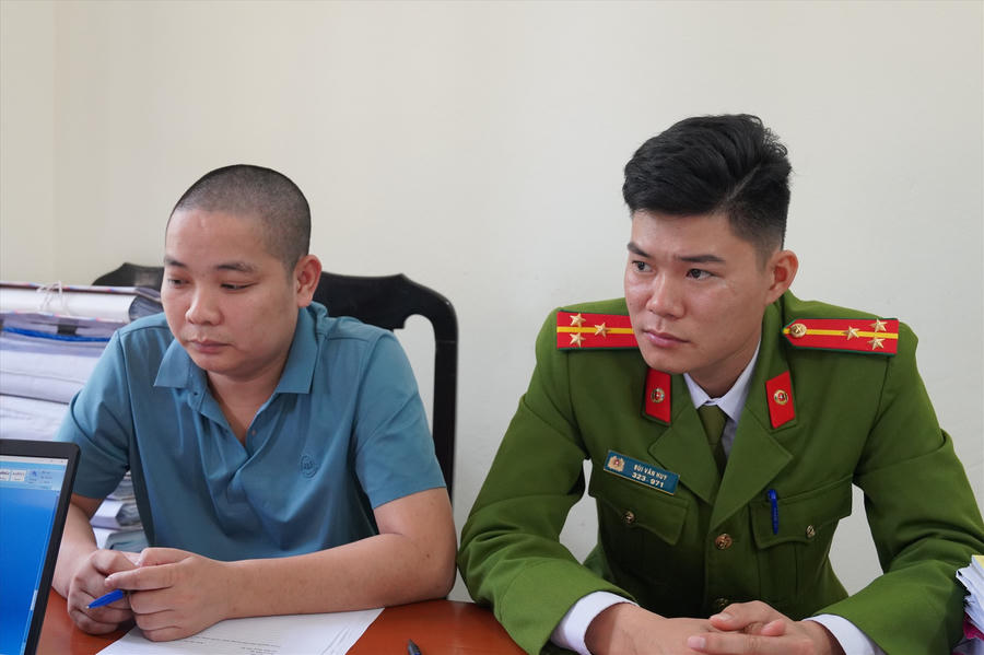 Đối tượng Bùi Xuân Dinh (SN 1991 trú tại xóm Quế Kho, xã Tú Sơn, huyện Kim Bôi) cán bộ tại Chi nhánh Văn phòng đăng ký đất đai huyện Kim Bôi.