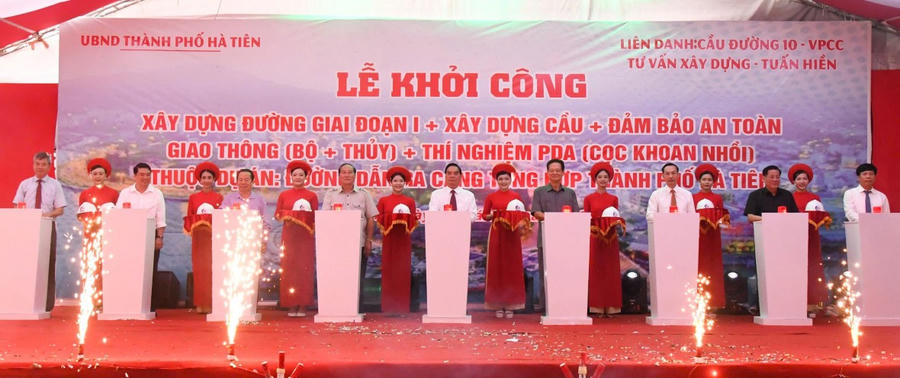 Chủ tịch UBND tỉnh Kiên Giang Nguyễn Thanh Nhàn cùng đại biểu cắt băng khởi công Dự án Đường dẫn ra Cảng tổng hợp thành phố Hà Tiên