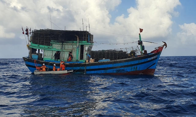 Cứu nạn thuyền trưởng tàu cá gặp tai nạn lao động trên biển