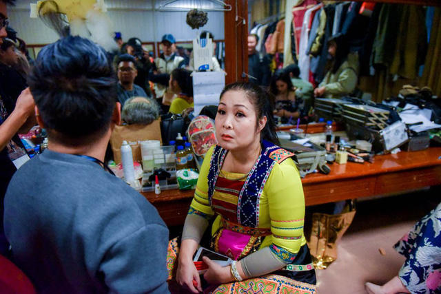 Nghệ sĩ Hồng Vân căng thăng khi vừa trang điểm, vừa ngó lại kịch bản.