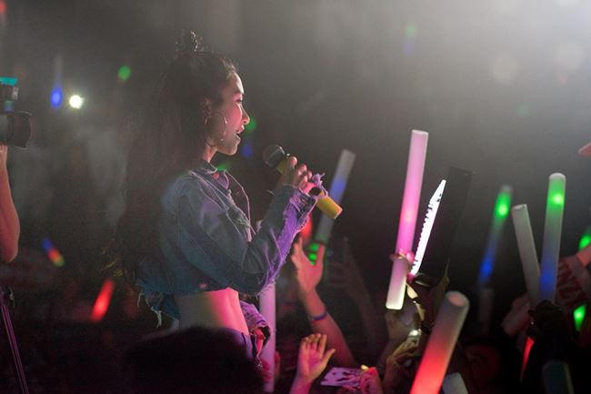 Cô tự tin mặc ngắn khoe thành quả sau bao nỗ lực giảm cân bằng những chiếc áo croptop từ thời trang đời thường tới sân khấu.