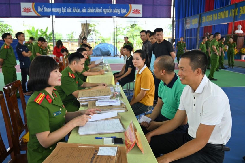 Cán bộ Trại giam Ngọc Lý hoàn thiện hồ sơ, thủ tục cho các phạm nhân được đặc xá.