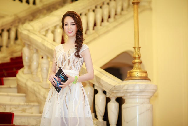 Thuỵ V&acirc;n c&ugrave;ng c&aacute;c nghệ sĩ ho&agrave; m&igrave;nh với h&agrave;ng ngh&igrave;n bạn trẻ hưởng ứng 'Giờ Tr&aacute;i Đất'