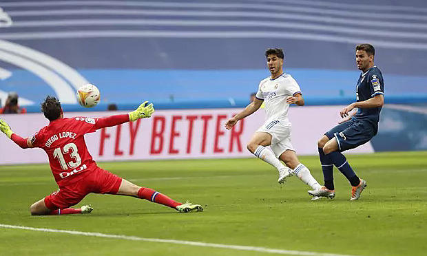 Asensio (áo trắng) bấm bóng nâng tỷ số lên 3-0. Ảnh: Chema Rey