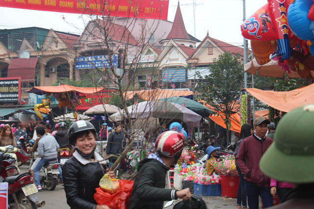 &ldquo;Chen ch&acirc;n&rdquo; sắm Tết trong phi&ecirc;n chợ cuối năm