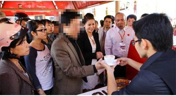 Một trong những hình ảnh hiếm hoi xuất hiện trên phương tiện truyền thông của bà Lê Hoàng Diệp Thảo (thứ hai từ phải sang). Nguồn: Internet.