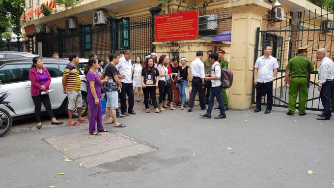 Từ sáng, rất đông người thân của nạn nhân đã có mặt tại TAND TP Hà Nội.