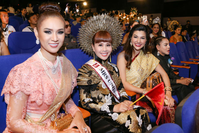 Hằng Nguyễn bên 2 sắc đẹp Thái Lan.