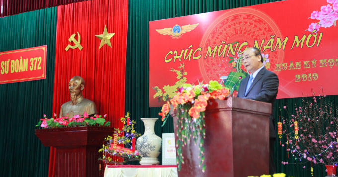 Thủ tướng nói chuyện với cán bộ sư đoàn.
