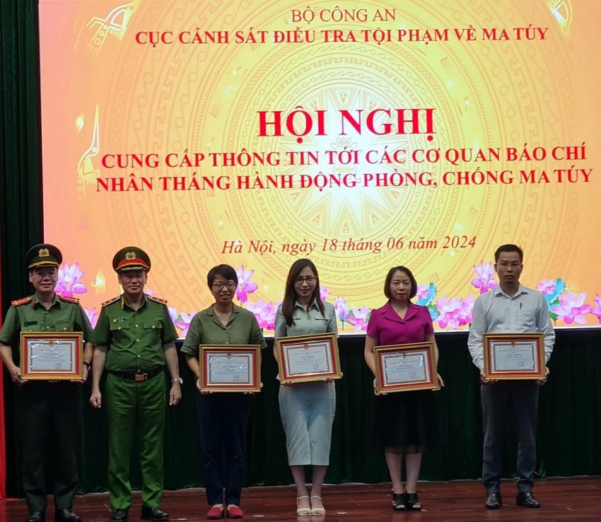 Trung tướng Nguyễn Văn Viện, Cục trưởng Cục Cảnh sát điều tra tội phạm về ma túy trao Giấy khen cho đại diện Chuyên trang Pháp luật Plus và các cơ quan báo chí.