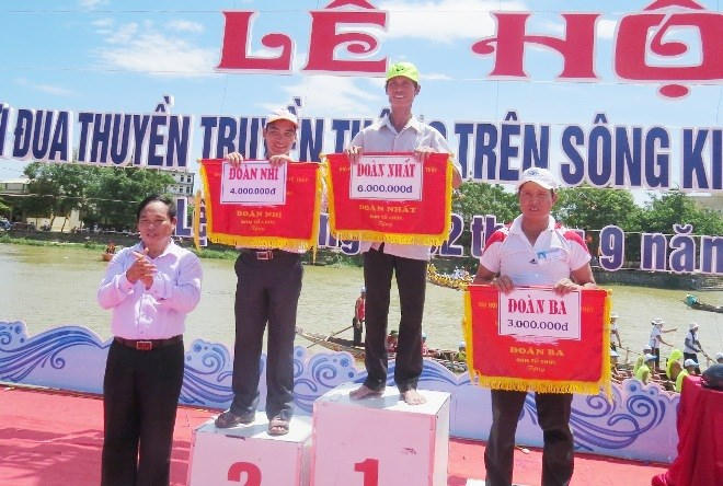 Ông Nguyễn Quang Năm - Bí thư Huyện ủy Lệ Thủy trao giải toàn đoàn cho các đội đua, bơi. Ảnh: Trần Nguyên Phong