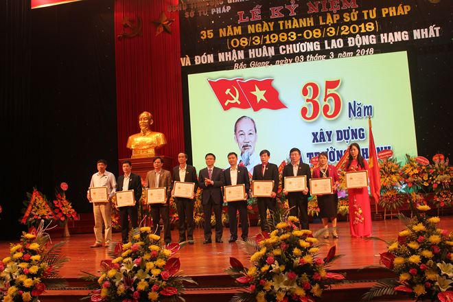 Bộ trưởng Lê Thành Long trao Kỷ niệm chương cho các cá nhân. (Nguồn: Pháp luật Việt Nam)