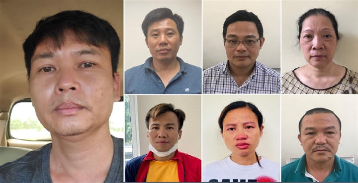 Các bị can (từ trái qua phải) Nguyễn Xuân Hanh, Đỗ Quang Tiến, Đỗ Khắc Tú Anh, Nguyễn Thị Ngọc Lâm, Nguyễn Tuấn Nghĩa, Kiều Thị Thúy, Hoàng Đình Văn. (Ảnh: Bộ Công an)