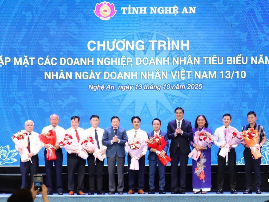 Hiệp hội Doanh nghiệp nhỏ và vừa tỉnh Nghệ An gặp mặt và vinh danh doanh nghiệp, doanh nhân tiêu biểu nhân dịp Kỷ niệm Ngày Doanh nhân Việt Nam 13/10/2025.