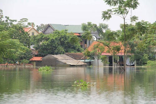 Nhiều nơi ở ngoại thành Hà Nội vẫn trong tình trạng ngập nặng.